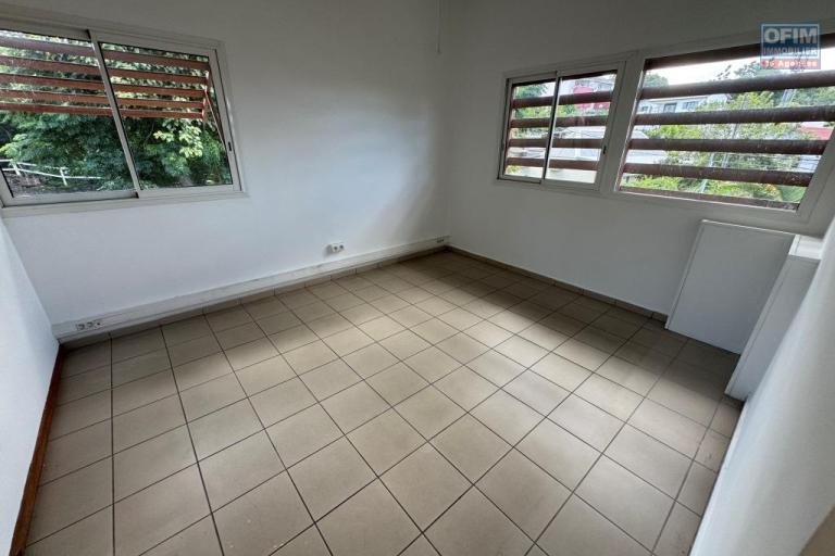 A louer - Ensemble de quatre superbes locaux professionnels de 70 m² chacun