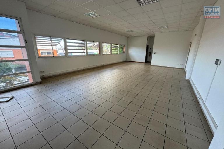A louer - Ensemble de quatre superbes locaux professionnels de 70 m² chacun