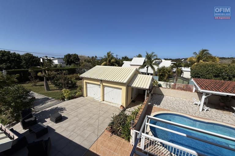 Belle propriété F5/6 avec garages et piscine, idéalement située en hyper centre d'Etang Salé Les Hauts, en impasse, implantée sur un terrain plat de 1515 m² sans vis à vis.