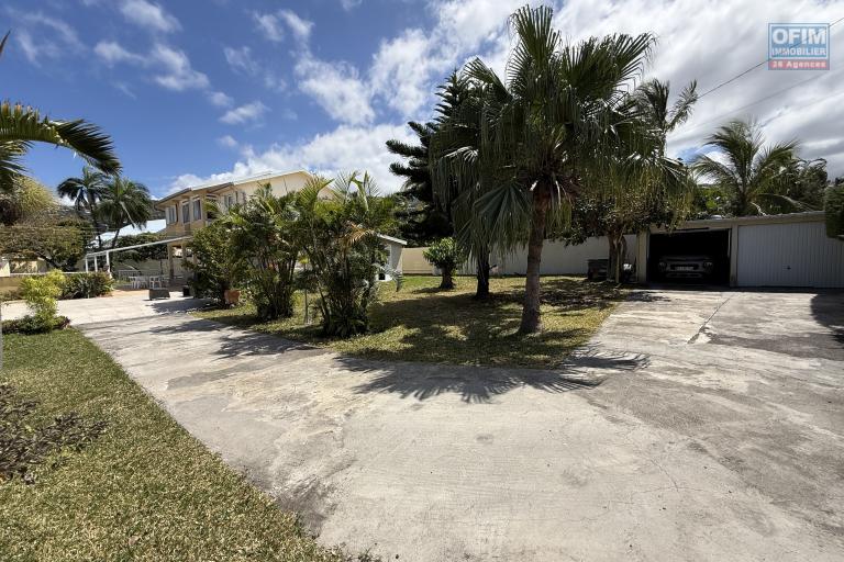 Belle propriété F5/6 avec garages et piscine, idéalement située en hyper centre d'Etang Salé Les Hauts, en impasse, implantée sur un terrain plat de 1515 m² sans vis à vis.