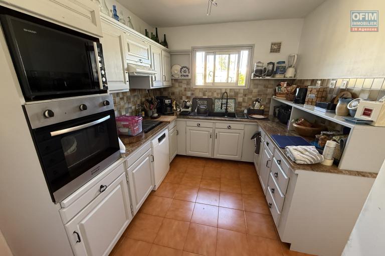 Belle propriété F5/6 avec garages et piscine, idéalement située en hyper centre d'Etang Salé Les Hauts, en impasse, implantée sur un terrain plat de 1515 m² sans vis à vis.