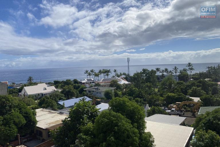 A vendre belle appartement type T3 au centre ville de la Possession avec belle vue mer et montagne .