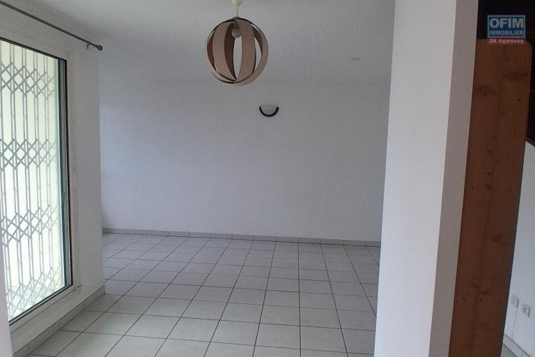 A LOUER appartement de type F3 au BERNICA &agrave; SAINT-GILLES LES HAUTS