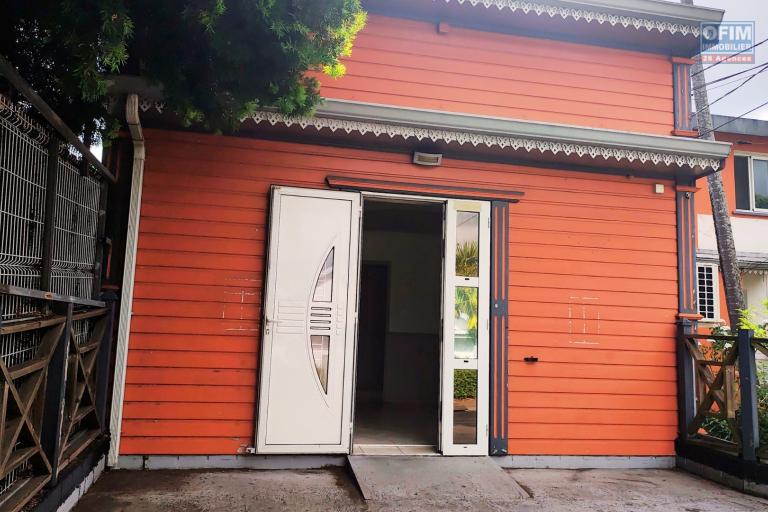 &Agrave; LOUER &ndash; Local Commercial de 32 m2 RN3 au Tampon  | 750&euro; HT/mois
