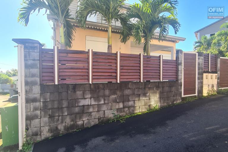 A louer villa F4, 3 chambres, bureau, garage fermé, jardin clôturé sur lotissement résidentiel à Bras des Chevrettes/ Saint André