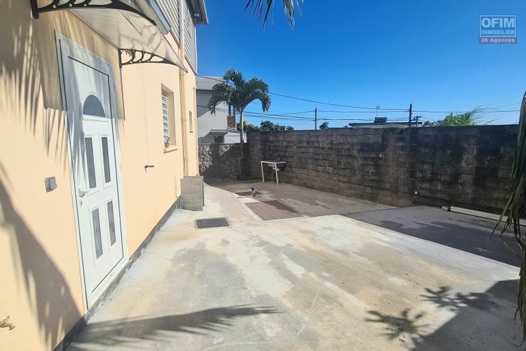 A louer villa F4, 3 chambres, bureau, garage fermé, jardin clôturé sur lotissement résidentiel à Bras des Chevrettes/ Saint André
