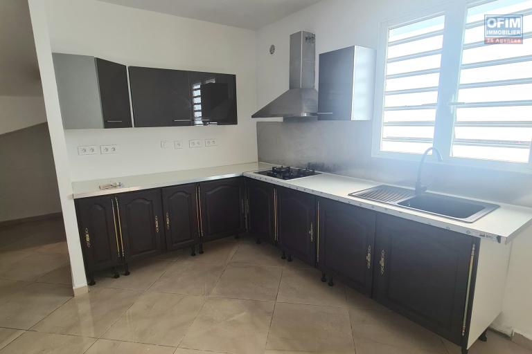 A louer villa F4, 3 chambres, bureau, garage fermé, jardin clôturé sur lotissement résidentiel à Bras des Chevrettes/ Saint André