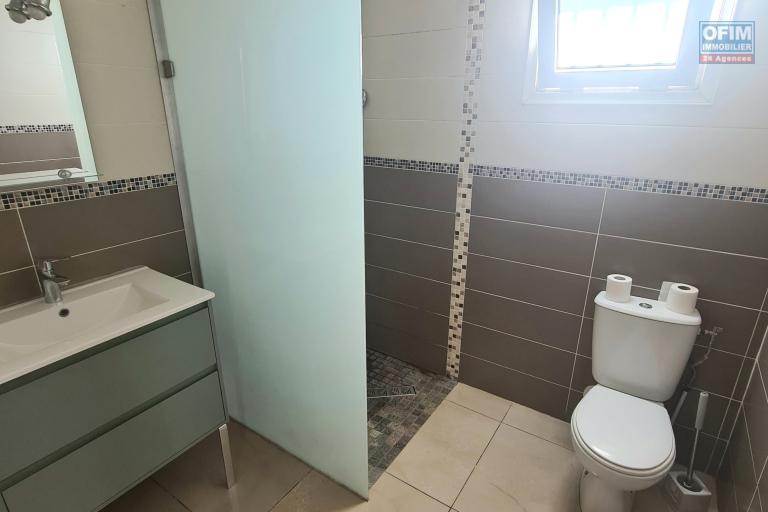 A louer villa F4, 3 chambres, bureau, garage fermé, jardin clôturé sur lotissement résidentiel à Bras des Chevrettes/ Saint André