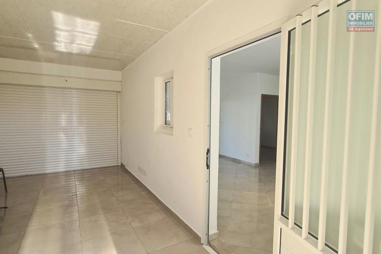 A louer villa F4, 3 chambres, bureau, garage fermé, jardin clôturé sur lotissement résidentiel à Bras des Chevrettes/ Saint André