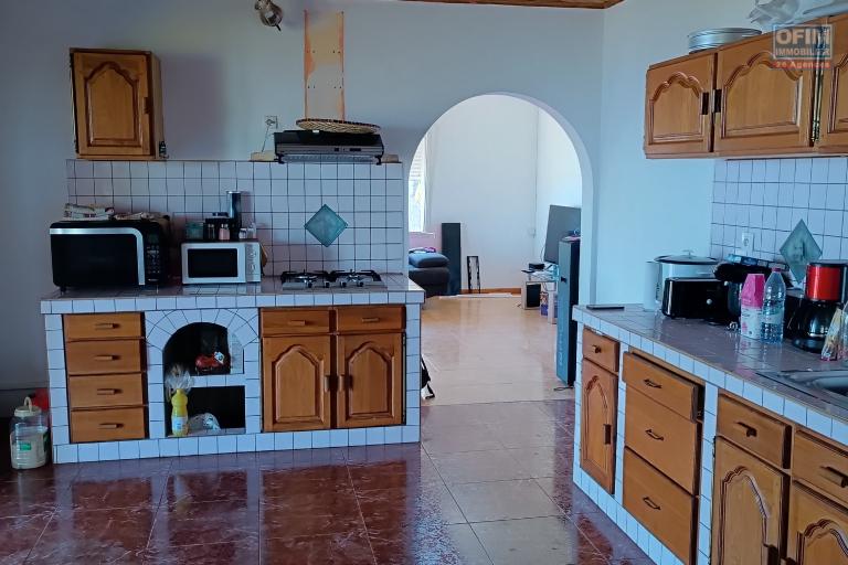  Louer villa F6 avec garage dans les hauts des AVIRONS proche du TEVELAVE