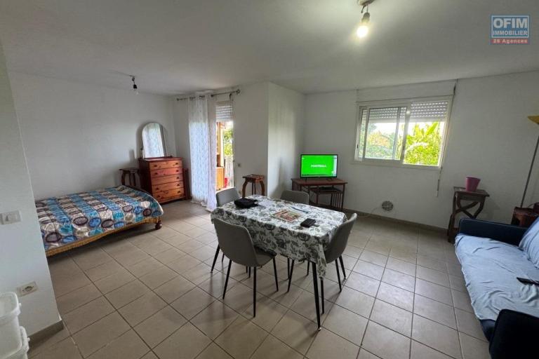 A louer grand studio d'environ 35 m² avec jardin privatif proche de l'université le Tampon