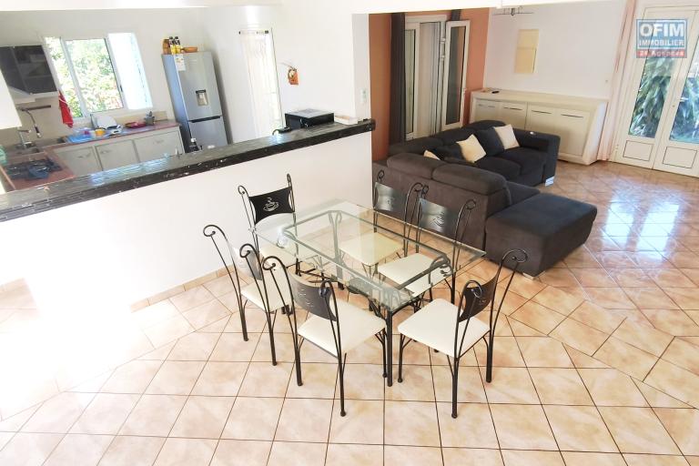 A louer belle villa F6 de 163 m2 avec vue mer et montagne - Séjour / salle à manger / cuisine