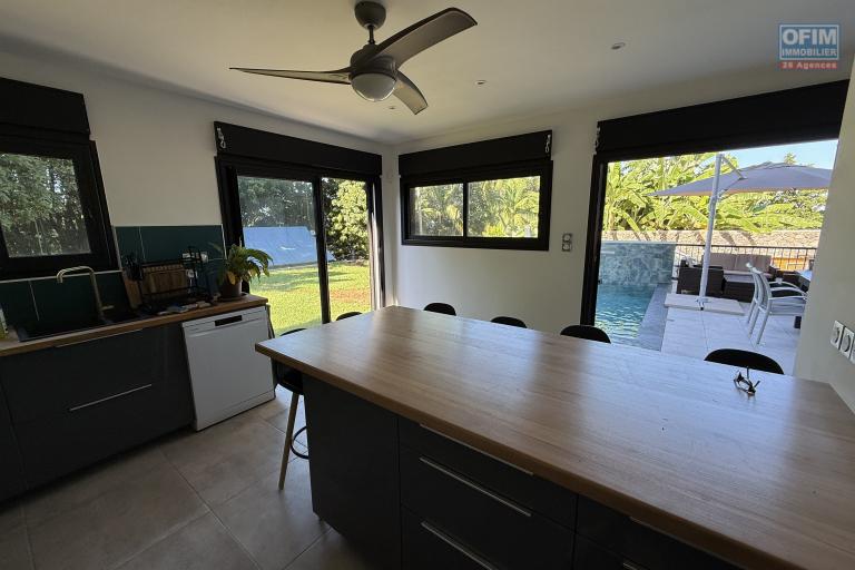 Jolie maison neuve de 120 m&sup2; habitables + 20 m&sup2; de garage + 40 m&sup2; local ferm&eacute;, piscine au sel chauff&eacute;e, vue mer &agrave; 350 m d'altitude
