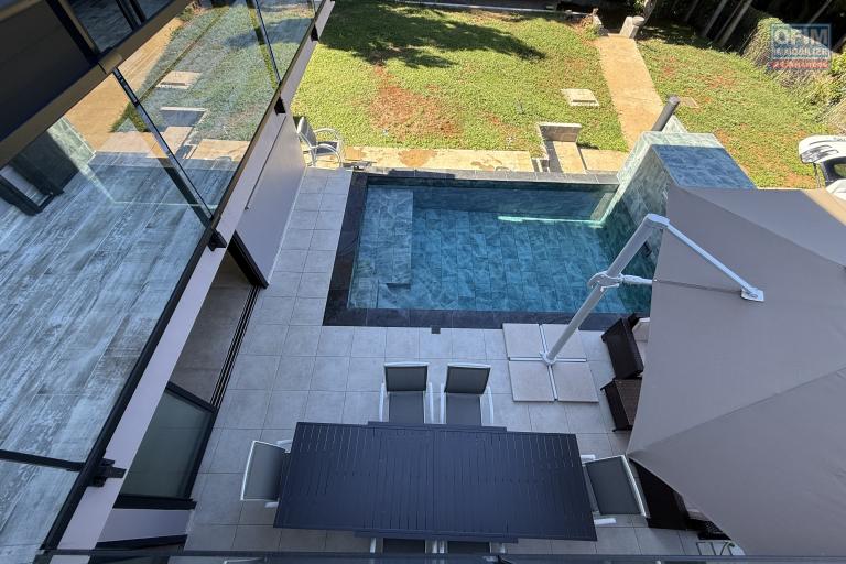 Jolie maison neuve de 120 m&sup2; habitables + 20 m&sup2; de garage + 40 m&sup2; local ferm&eacute;, piscine au sel chauff&eacute;e, vue mer &agrave; 350 m d'altitude