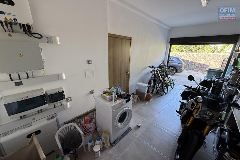 Jolie maison neuve de 120 m&sup2; habitables + 20 m&sup2; de garage + 40 m&sup2; local ferm&eacute;, piscine au sel chauff&eacute;e, vue mer &agrave; 350 m d'altitude