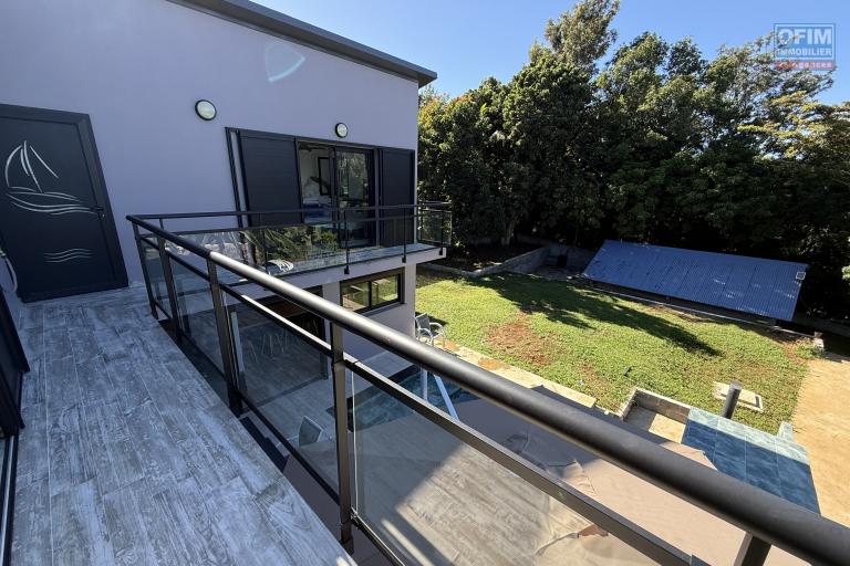 Jolie maison neuve de 120 m&sup2; habitables + 20 m&sup2; de garage + 40 m&sup2; local ferm&eacute;, piscine au sel chauff&eacute;e, vue mer &agrave; 350 m d'altitude