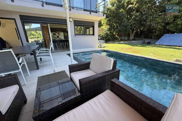 Jolie maison neuve de 120 m&sup2; habitables + 20 m&sup2; de garage + 40 m&sup2; local ferm&eacute;, piscine au sel chauff&eacute;e, vue mer &agrave; 350 m d'altitude