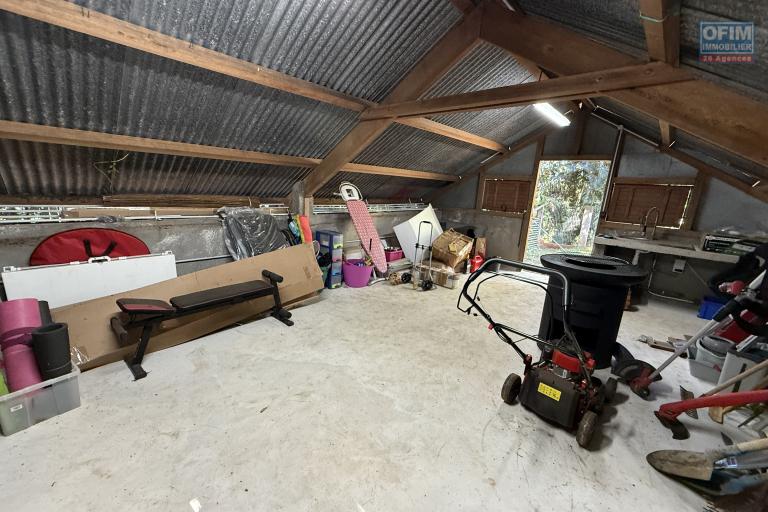 Jolie maison neuve de 120 m&sup2; habitables + 20 m&sup2; de garage + 40 m&sup2; local ferm&eacute;, piscine au sel chauff&eacute;e, vue mer &agrave; 350 m d'altitude