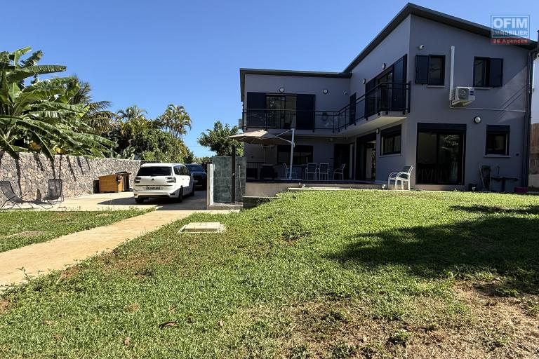 Jolie maison neuve de 120 m&sup2; habitables + 20 m&sup2; de garage + 40 m&sup2; local ferm&eacute;, piscine au sel chauff&eacute;e, vue mer &agrave; 350 m d'altitude