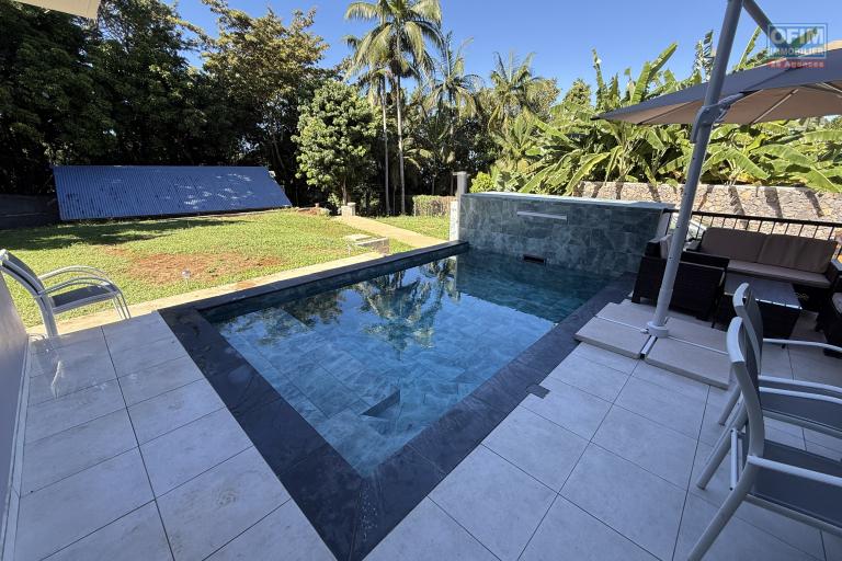 Jolie maison neuve de 120 m&sup2; habitables + 20 m&sup2; de garage + 40 m&sup2; local ferm&eacute;, piscine au sel chauff&eacute;e, vue mer &agrave; 350 m d'altitude