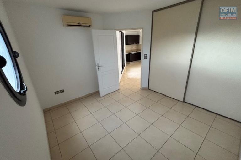A vendre T2 avec varangue vue mer &agrave; Ste Clotilde residence Lobellia