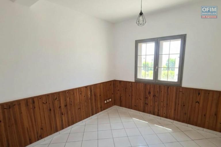 A louer grande maison secteur Mont&eacute;e sano &agrave; Sainte Marie, tr&egrave;s beau jardin, endroit calme, vue mer