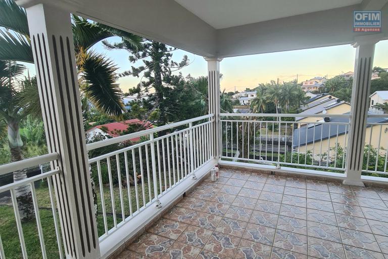 A louer grande maison secteur Mont&eacute;e sano &agrave; Sainte Marie, tr&egrave;s beau jardin, endroit calme, vue mer