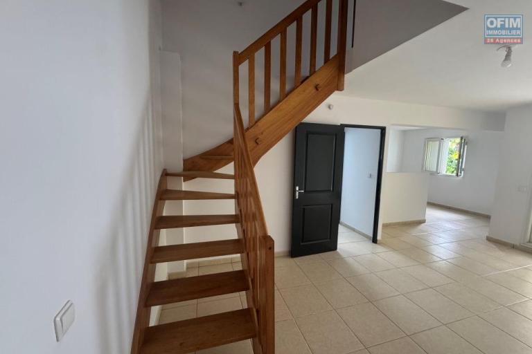 A vendre joli appartement duplex r&eacute;nov&eacute; de type F 2/3 proche du centre ville du Tampon