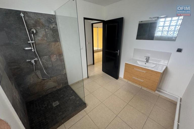 A vendre joli appartement duplex r&eacute;nov&eacute; de type F 2/3 proche du centre ville du Tampon