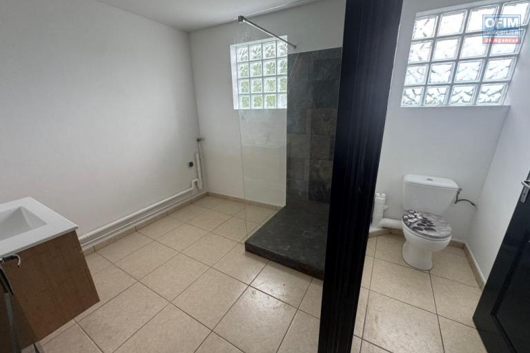 A vendre joli appartement duplex r&eacute;nov&eacute; de type F 2/3 proche du centre ville du Tampon