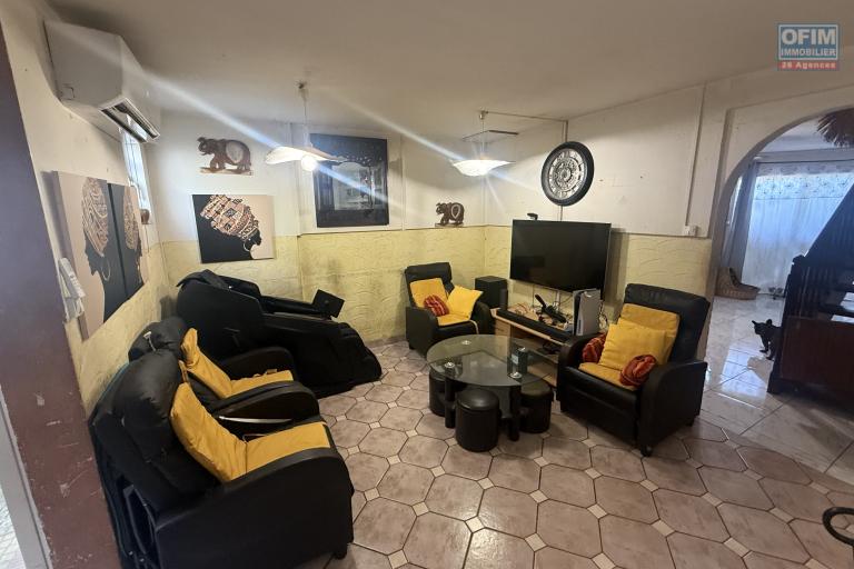 A vendre maison T4 mitoyenne proche centre ville du  Port