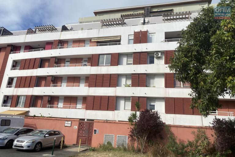 A vendre -Appartemnt T3 de 51 m2 avec varangue et parking ferm&eacute; - Secteur Sainte-Clotilde