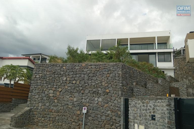 A vendre VILLA D&rsquo;ARCHITECTE AVEC VUE OC&Eacute;AN PANORAMIQUE &ndash; LA POSSESSION