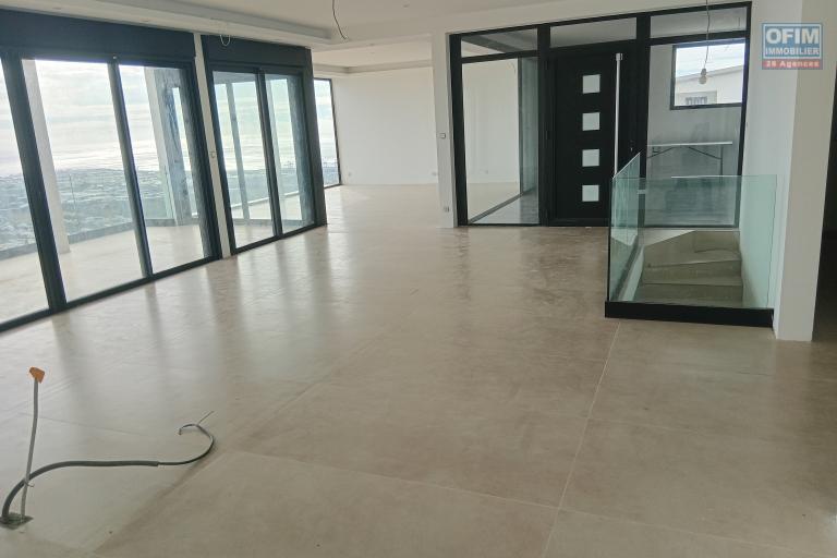 A vendre VILLA D&rsquo;ARCHITECTE AVEC VUE OC&Eacute;AN PANORAMIQUE &ndash; LA POSSESSION
