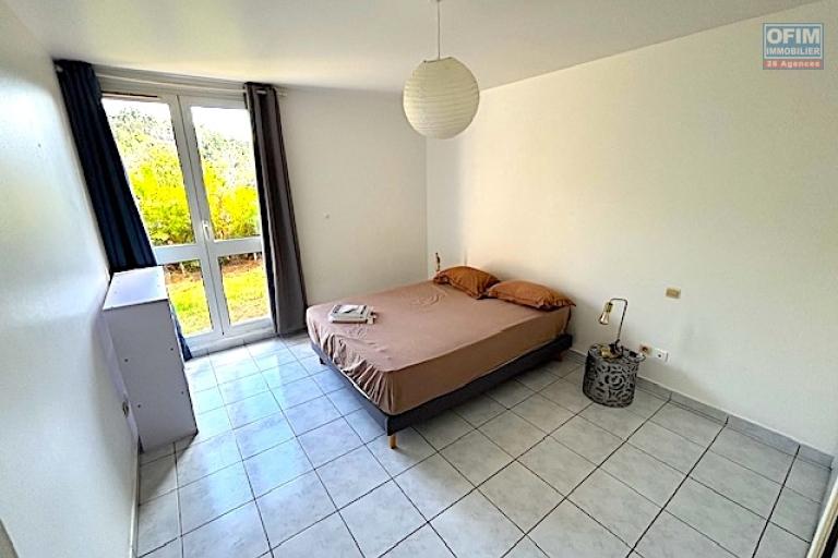 A louer beau T3 meubl&eacute; avec varangue et jardin dans la residence Les Huppes de bourbon &agrave; La Montagne