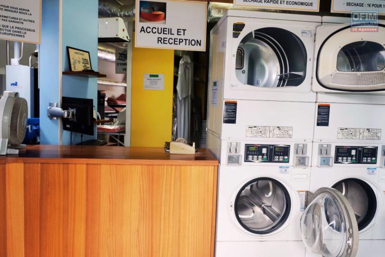 A VENDRE | Pressing & Laverie – Une activité essentielle avec clientèle fidèle à Saint-Gilles les Bains | 58 500€