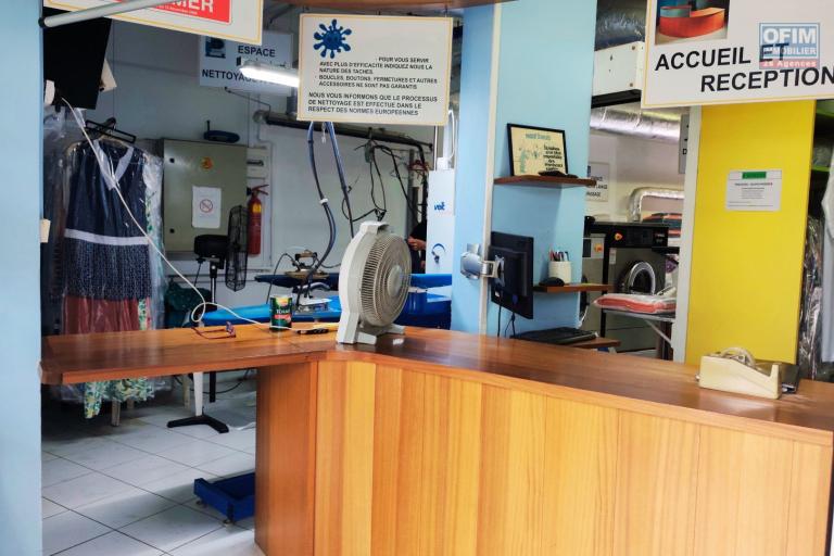 A VENDRE | Pressing & Laverie – Une activité essentielle avec clientèle fidèle à Saint-Gilles les Bains | 58 500€