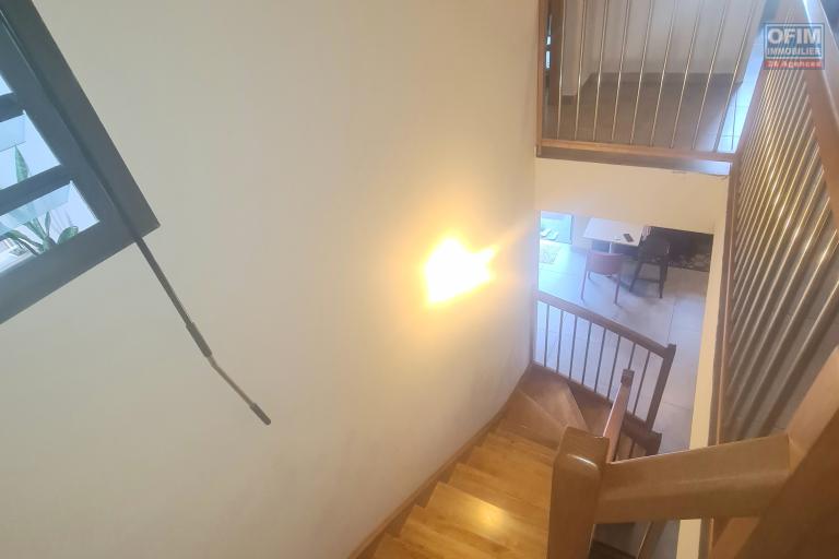 &Agrave; louer maison F4, 3 chambres, cuisine &eacute;quip&eacute;e, terrasse, jardin cl&ocirc;tur&eacute;, endroit au calme