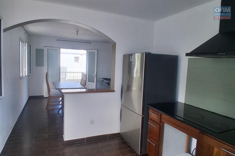 A LOUER Appartement MEUBLÉ de type F3 sur l'EPERON à SAINT-GILLES LES HAUTS