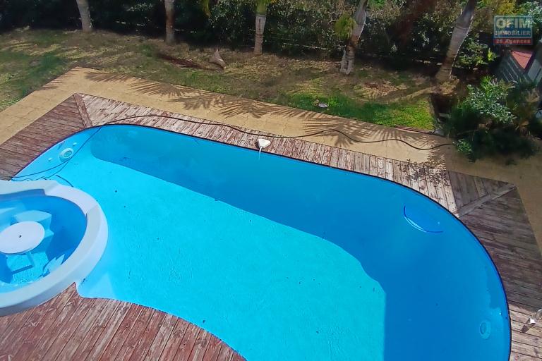 A LOUER superbe maison de type F5 avec PISCINE &agrave; SAINT-GILLES LES HAUTS