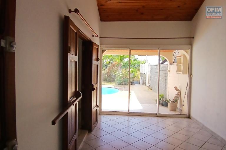 A LOUER superbe maison de type F5 avec PISCINE &agrave; SAINT-GILLES LES HAUTS