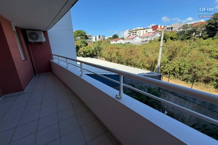 A vendre - Appartement T3 de 51 m2 avec varangue parking ferm&eacute;-Secteur Sainte-Clotilde