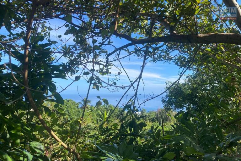 A vendre - Terrain SAINT-PAUL de 1012 m2,dont 910 m2 constructible -Vue sur mer - Bois Rouge