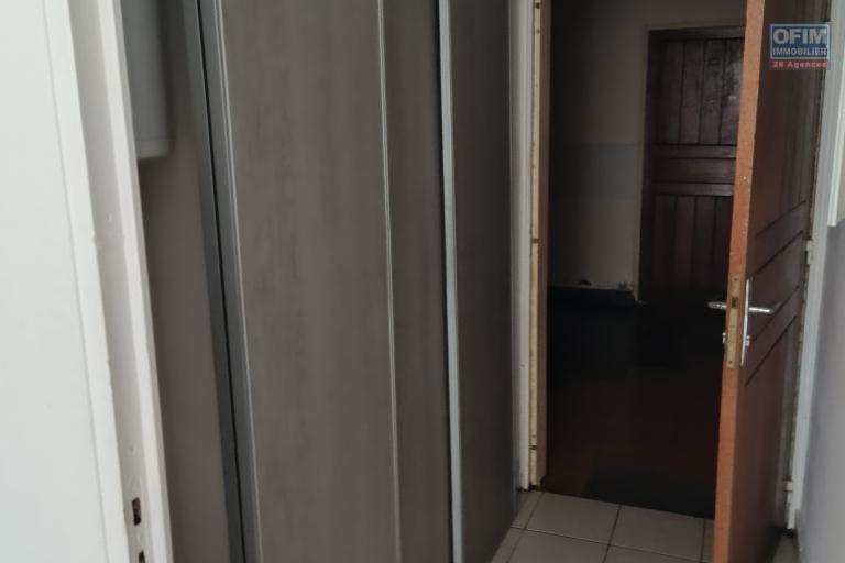 À LOUER – STUDIO DANS RÉSIDENCE SÉCURISÉE – SAINTE-MARIE