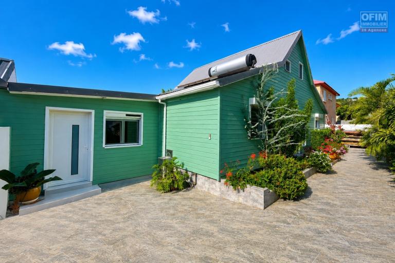 &Agrave; VENDRE &Agrave; PLATEAU CAILLOU &ndash; MAISON FAMILIALE F4 AVEC STUDIO IND&Eacute;PENDANT, VUE MER ET MONTAGNE