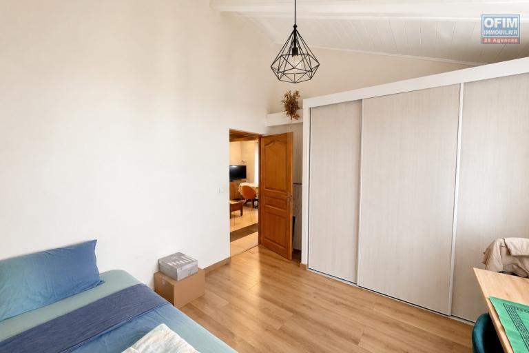 &Agrave; VENDRE &Agrave; PLATEAU CAILLOU &ndash; MAISON FAMILIALE F4 AVEC STUDIO IND&Eacute;PENDANT, VUE MER ET MONTAGNE - Chambre 1 maison