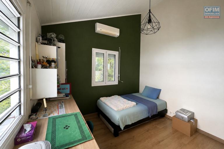 &Agrave; VENDRE &Agrave; PLATEAU CAILLOU &ndash; MAISON FAMILIALE F4 AVEC STUDIO IND&Eacute;PENDANT, VUE MER ET MONTAGNE - Chambre 1 maison