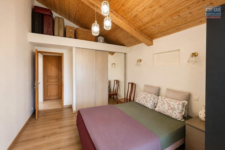&Agrave; VENDRE &Agrave; PLATEAU CAILLOU &ndash; MAISON FAMILIALE F4 AVEC STUDIO IND&Eacute;PENDANT, VUE MER ET MONTAGNE - Chambre 2 maison