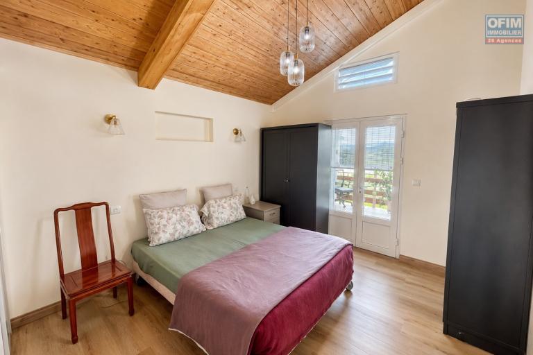 &Agrave; VENDRE &Agrave; PLATEAU CAILLOU &ndash; MAISON FAMILIALE F4 AVEC STUDIO IND&Eacute;PENDANT, VUE MER ET MONTAGNE - chambre 2 maison
