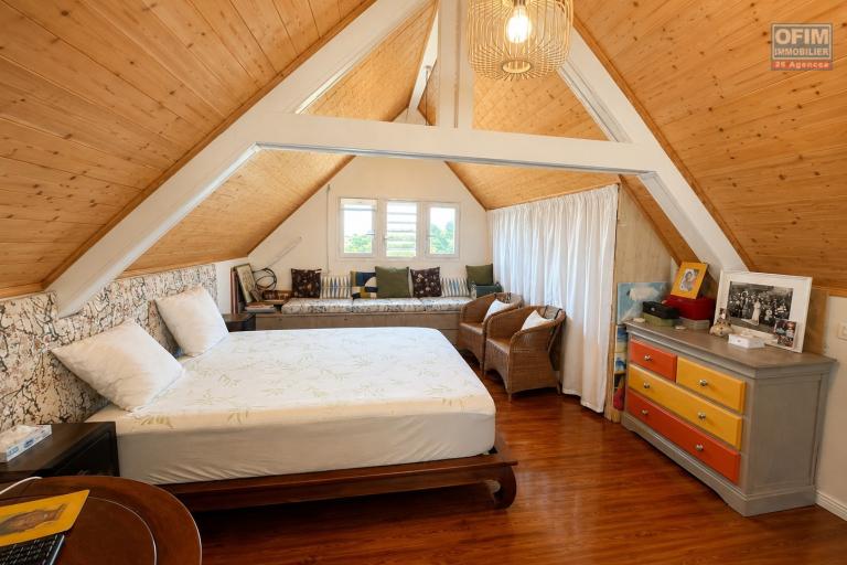 &Agrave; VENDRE &Agrave; PLATEAU CAILLOU &ndash; MAISON FAMILIALE F4 AVEC STUDIO IND&Eacute;PENDANT, VUE MER ET MONTAGNE - Chambre 3 maison &eacute;tage